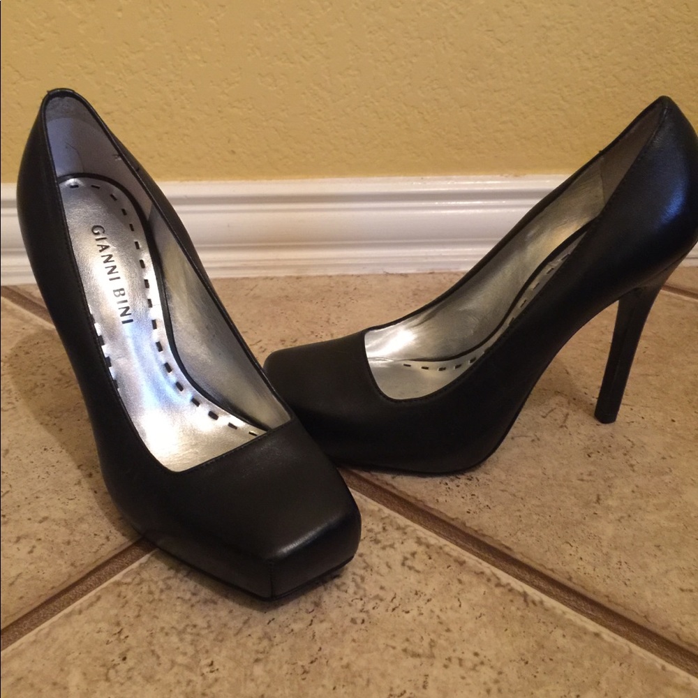 NWOB  Gianni Bini Snub-nosed Black Stiletto Pumps